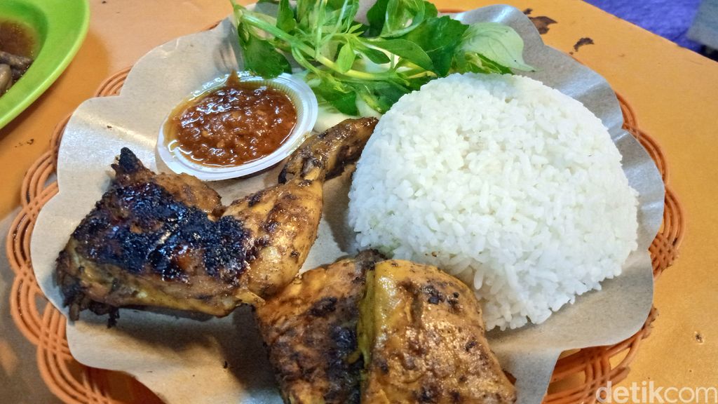 Ayam Bakar Legendaris Dekat SMA 6 Jakarta Ini Laku 500 Potong Setiap Hari