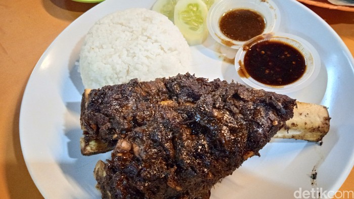 Ayam Bakar Legendaris Dekat SMA 6 Jakarta Ini Laku 500 Potong Setiap Hari