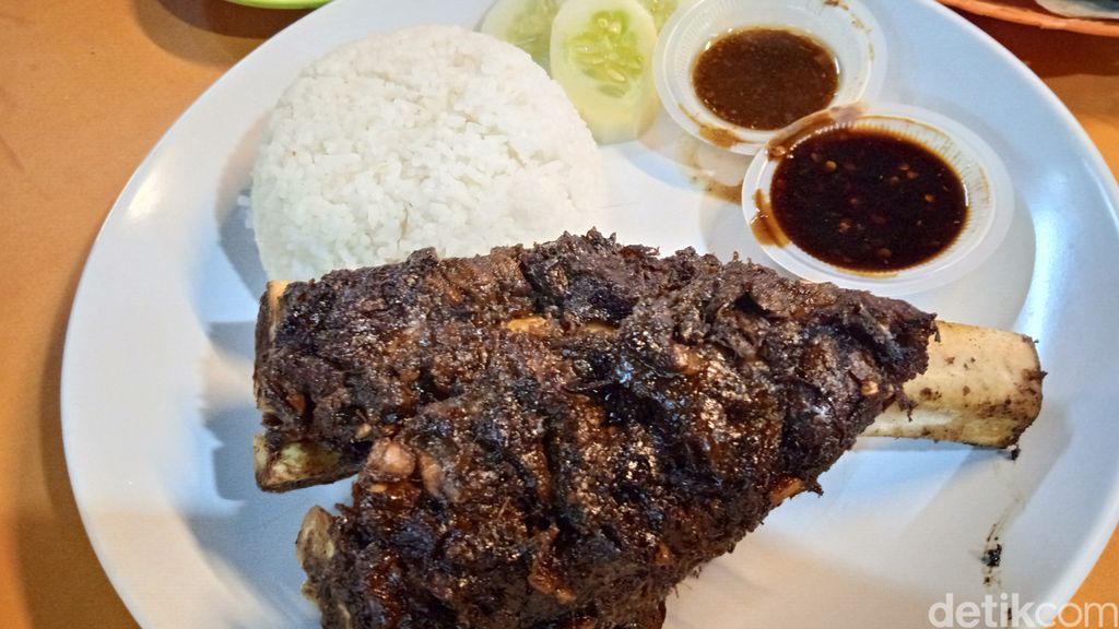 Ayam Bakar Legendaris Dekat SMA 6 Jakarta Ini Laku 500 Potong Setiap Hari