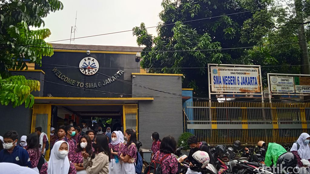 Ayam Bakar Legendaris Dekat SMA 6 Jakarta Ini Laku 500 Potong Setiap Hari