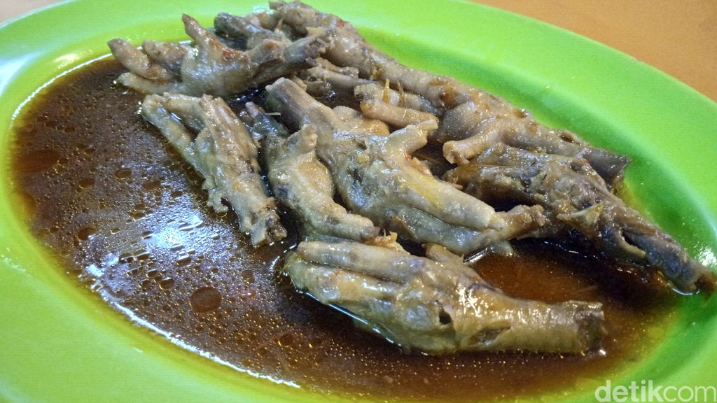 Ayam Bakar Legendaris Dekat SMA 6 Jakarta Ini Laku 500 Potong Setiap Hari