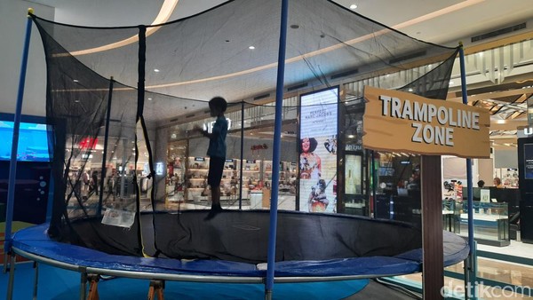 Baby Shark Funville ini merupakan sebuah arena bermain yang menyediakan beragam zona. Salah satunya yaitu Trampoline Zone ini. Baby Shark Funville ini merupakan sebuah arena bermain yang menyediakan beragam zona. Salah satunya yaitu Trampoline Zone ini.