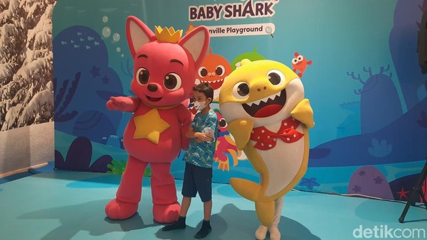 Saat Baby Shark dan Pink Fong keluar, anak-anak bisa menari dan menyanyi bersama. Bahkan boleh banget lho untuk foto bareng. 