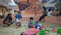 Kemudian ada juga Sand Island, zona yang tampaknya jadi favorit anak-anak. 