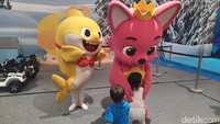 Tak cuma foto, bersama Baby Shark dan Pink Fong di Baby Shark Funville ini anak-anak juga bebas mengekspresikan kesukaannya. Ada yang salaman, bahkan ada juga yang memeluk. Gemes banget!