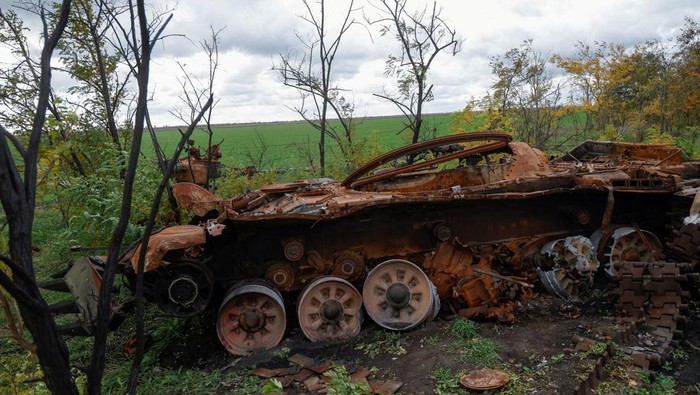 A destroyed Russian T-72 tank is seen near a frontline, amid Russias attack on Ukraine, in Mykolaiv region, Ukraine October 26, 2022. REUTERS/Valentyn Ogirenko/File Photo