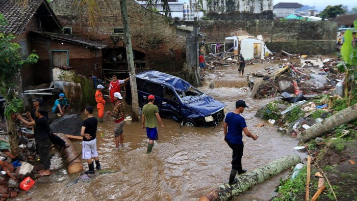 BANJIR DI BANYUWANGI Bupati Banyuwangi Ipuk Fiestiandani (kanan) meninjau lokasi banjir yang melanda Dusun Krajan, Kalibaru, Banyuwangi, Jawa Timur, Jumat (4/11/2022). Selain curah hujan tinggi, penyebab terjadinya banjir tersebut diakibatkan oleh beberapa faktor diantaranya sungai yang menyempit, banyaknya sampah dan alih fungsi lahan pertanian di hulu. ANTARA FOTO/Budi Candra Setya/wsj.