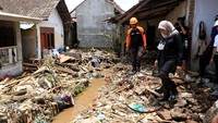 Bupati Banyuwangi Ipuk Fiestiandani (kanan) meninjau lokasi banjir yang melanda Dusun Krajan, Kalibaru, Banyuwangi, Jawa Timur, Jumat (4/11/2022).