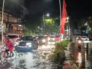 Banjir di Kemang Raya Surut, Kendaraan Mulai Melintas