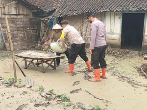 Banjir Lumpur di Ngawi Rendam Rumah-Ponpes Surut, Warga Mulai Bersih-bersih