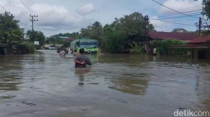 Banjir meremdam jalan Medan-Banda Aceh di Aceh Tamiang.