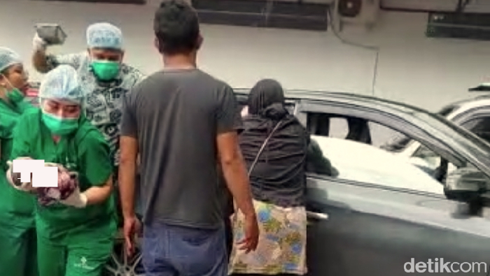 Bayi lahir dalam mobil di parkiran rumah sakit di Asahan.