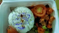Berusaha mempromosikan cateringnya melalui pesanan pelanggan, kesalahan ini bikin tamu acara syukuran tepok jidat. Stempel nama catering yang masih basah menempel pada nasi berkat yang dibagikan. Foto: 1cak.com