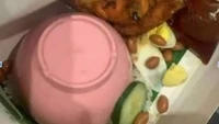 Memilih untuk menyiapkan nasi berkatnya sendiri, acara syukuran ini beri bonus pada tamunya. Saat akan disantap ada mangkuk merah muda yang tak sengaja tertinggal di dalamnya. Foto: 1cak.com
