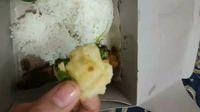 Tak ada masalah dengan penampilan atau kemasan nasi berkat yang diterimanya. Tetapi netizen ini harus mengelus dada karena komposisi nasi yang besar tak sesuai dengan lauknya yang super mini. Foto: 1cak.com