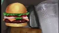 Hanya dapat sekotak camilan, harapan tamu acara pengajian ini terlalu tinggi. Ingin maka burger sampai-sampai dirinya menambahkan foto burger tambahan di dalam kotak camilannya. Foto: 1cak.com