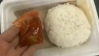 Mendapat kiriman makanan dari tetangga, ada pemandangan aneh pada nasi kotak ini. Tak ditemukan sedikitpun lauk, hanya ada nasi dan sambal yang dibungkus. Foto: 1cak.com