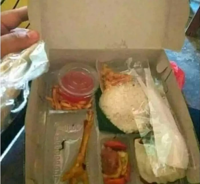 Berkat nyeleneh 10 Nasi Kotak dengan Isian Nyeleneh Bikin Netizen Gagal Fokus