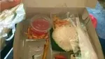 10 Nasi Kotak dengan Isian Nyeleneh Bikin Netizen Gagal Fokus