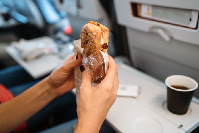 Bikin Kagum! Pria Ini Traktir Makan Lansia yang Baru Naik Pesawat