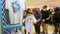 Chief Marketing Officer PT Bluebird Tbk, Mediko Azwar mendampingi Wakil Menteri Pariwisata dan Ekonomi Kreatif Angela Tanoesoedibjo saat melihat booth Bluebird di Brighspot Market. PT Blue Bird Tbk memberikan diskon untuk masyarakat yang mau mendatangi Brightspot Market yang tahun ini diadakan di Plaza Senayan, Jakarta. Diskon yang diberikan hingga 70%.