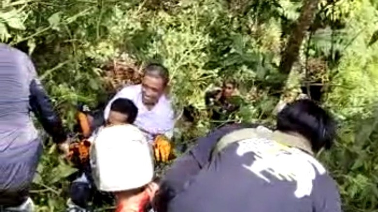 Bupati Wajo Amran Mahmud jatuh di jurang 20 meter saat ikut event trail adventure di Kaki Gunung Latimojong, Luwu. Bupati Wajo Amran Mahmud jatuh di jurang 20 meter saat ikut event trail adventure di Kaki Gunung Latimojong, Luwu.