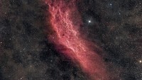 California NebulaMelayang melalui lengan Orion dari Galaksi Bima Sakti yang spiral, awan kosmik ini secara kebetulan mirip peta California di pantai barat Amerika Serikat. Matahari kita sendiri juga terletak di dalam lengan Orion Bima Sakti, hanya sekitar 1.500 tahun cahaya dari Nebula California. Juga dikenal sebagai NGC 1499, nebula emisi klasik ini memiliki panjang sekitar 100 tahun cahaya. California Nebula bersinar dengan ciri khas cahaya kemerahan dari atom hidrogen yang bergabung kembali dengan elektron yang telah lama hilang. Nebula California terletak menuju konstelasi Perseus, tidak jauh dari Pleiades.(Foto: Stephen Kennedy (via apod.nasa.gov))