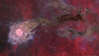 Cocoon NebulaDikatalogkan sebagai IC 5146, kepala terang pusat nebula ini membentang sekitar 10 tahun cahaya, sedangkan ekor gelap berdebu membentang hampir 100 tahun cahaya. Keduanya terletak sekitar 2.500 tahun cahaya jauhnya dari Bumi. Bintang terang di dekat pusat nebula terang mirip kepompong ini, kemungkinan hanya berumur beberapa ratus ribu tahun, memasok daya ke cahaya nebula karena membantu membersihkan rongga di bintang awan molekuler yang membentuk debu dan gas. Filamen panjang berdebu dari ekor, meskipun gelap dalam gambar cahaya tampak ini, dengan sendirinya menyembunyikan bintang dalam proses pembentukan, bintang yang hanya dapat dilihat pada panjang gelombang inframerah. (Foto: Andy Ermolli (apod.nasa.gov))