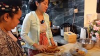 Setelah matang, ayam goreng tersebut disajikan di atas piring. Tentunya bersandingan dengan ayam goreng yang menjadi inspirasinya untuk memasak. Foto: YouTube/Hesti Purwadinata
