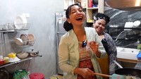 Baik Hesti maupun asistennya sudah pesimis dengan hasil masakan yang dibuatnya. Keduanya hanya bisa tertawa ketika melihat ayam racikannya mulai digoreng dan hampir matang. Foto: YouTube/Hesti Purwadinata