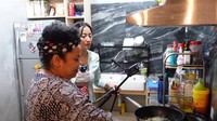 Mengelola akun YouTube, Hesti Purwadinata tak lupa mengambil beberapa video untuk akun YouTubenya. Momen memasak yang mengerikan untuknya tak lupa diabadikan juga. Foto: YouTube/Hesti Purwadinata