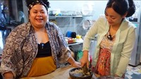 Tak menggunakan blender, Hesti memilih menghaluskan sendiri bumbu masaknya secara manual. Ulekan berbahan batu masih digunakan di rumah Hesti untuk memasak makanan sehari-hari. Foto: YouTube/Hesti Purwadinata