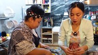 Bumbu dapur yang akan digunakannya, satu per satu mulai dibersihkan. Hesti dengan telaten mengupas kulit kunyit dan membersihkannya walaupun tangannya harus berubah menjadi warna kuning. Foto: YouTube/Hesti Purwadinata