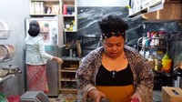 Dibantu oleh asistennya, Novia, Hesti Purwadinata mulai menyiapkan bahan-bahan yang akan dimasak. Mulai dari daging ayam dan bahan lainnya dikeluarkan satu per satu dari kulkas. Foto: YouTube/Hesti Purwadinata