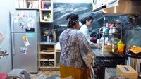 Hesti Purwadinata mengaku dirinya tak bisa memasak. Tetapi ia menantang dirinya sendiri dan asistennya untuk meniru salah satu ayam goreng legendaris yang populer. Foto: YouTube/Hesti Purwadinata