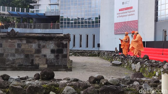 Delegasi perwakilan pimpinan agama R20 menikmati Candi Kimpulan di kompleks perpustakaan Universitas Islam Indonesia (UII), Sleman, Sabtu (5/11/2022).