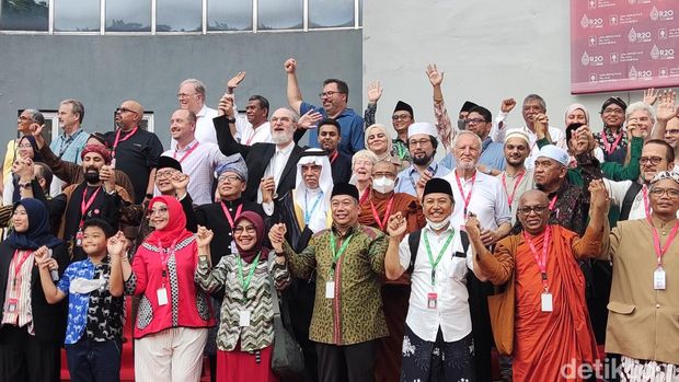 Delegasi perwakilan pimpinan agama R20 menikmati Candi Kimpulan di kompleks perpustakaan Universitas Islam Indonesia (UII), Sleman, Sabtu (5/11/2022).