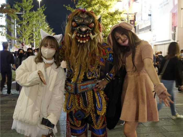 Deni saat aksi Buto Gedruk di festival Halloween Jepang.