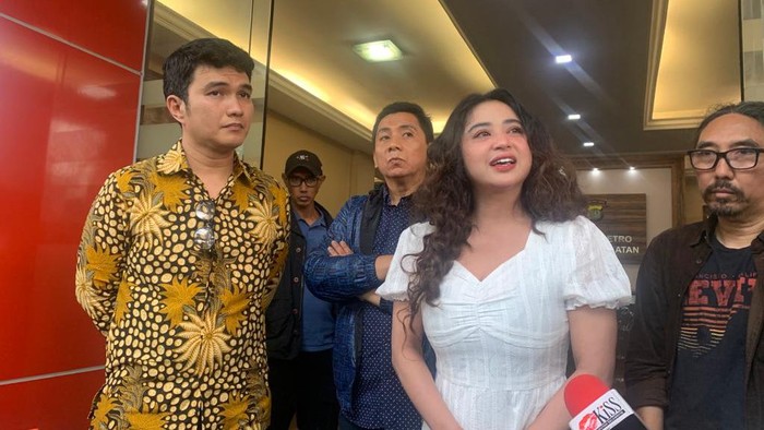 Dewi Perssik bersama mantan suaminya Aldi Taher mendatangi Polres Jaksel untuk pemeriksaan terkait laporan dugaan pencemaran nama baik oleh akun medsos fans LestI Kejora dan Rizky Billar, Sabtu (5/11/2022).