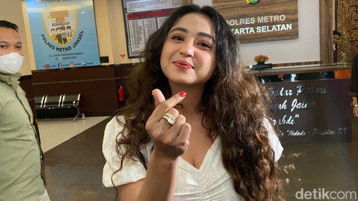 dewi perssik