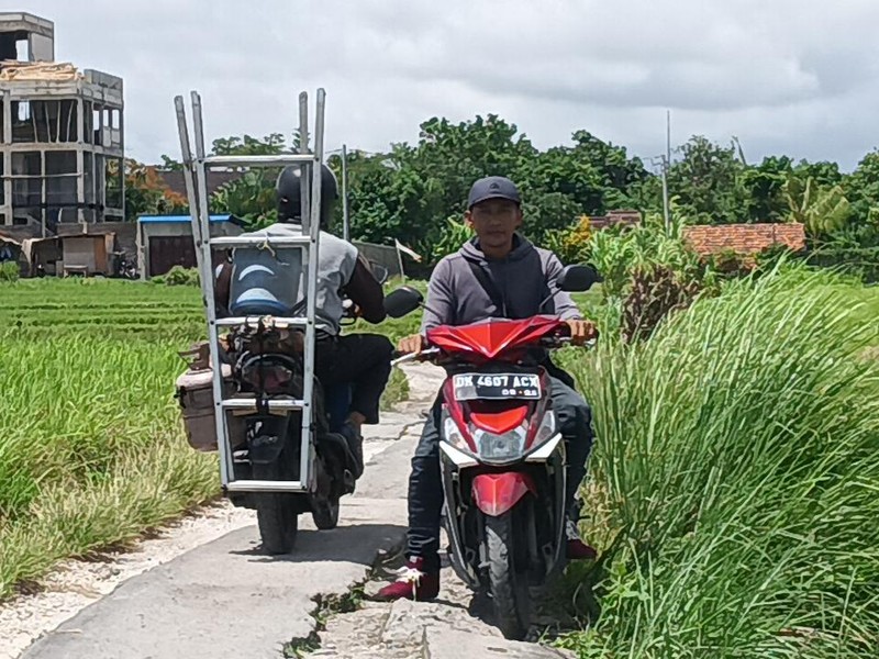 Diperkirakan jalur pematang sawah Canggu lebarnya tidak lebih dari satu meter dengan panjang kurang lebih hanya 500 meter. Kondisi jalan di jalur ini hanya diaspal dengan sederhana. Foto: Triwidiyanti