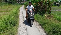 Foto: Disebut-sebut banyak yang melalui jalan ini untuk menghindari kemacetan jalan di jalur utama Jalan Pantai Berawa. Menurut warga jalur ini merupakan akses terpendek (shortcut) dari Umalas menuju Subak Sari, Berawa. Foto: Triwidiyanti
