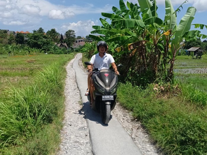 Disebut-sebut banyak yang melalui jalan ini untuk menghindari kemacetan jalan di jalur utama Jalan Pantai Berawa. Menurut warga jalur ini merupakan akses terpendek (shortcut) dari Umalas menuju Subak Sari, Berawa. Foto: Triwidiyanti