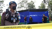 Polisi berjaga di lokasi ekshumas jenazah korban Tragedi Kanjuruhan di Tempat Pemakaman Umum (TPU) Desa Sukolilo, Kecamatan Wajak, Malang, Jawa Timur, Sabtu (5/11/2022). Ekshumasi tersebut dilakukan tim dari Perhimpunan Dokter Forensik Indonesia (PDFI) pada dua jenazah korban Tragedi Kanjuruhan yakni Natasya Debi Ramadani dan Naila Debi Anggraini.