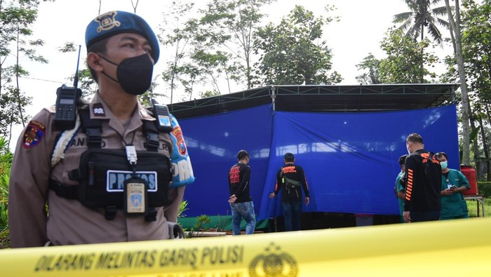 Dua anggota tim dari Perhimpunan Dokter Forensik Indonesia (PDFI) mengangkat kotak peralatan usai melakukan ekshumasi jenazah dua korban Tragedi Kanjuruhan di Tempat Pemakaman Umum (TPU) Desa Sukolilo, Kecamatan Wajak, Malang, Jawa Timur, Sabtu (5/11/2022). Ekshumasi tersebut dilakukan pada dua jenazah korban tragedi kanjuruhan yakni Natasya Debi Ramadani dan Naila Debi Anggraini. ANTARA FOTO/Purnomo/abs/YU