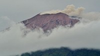 Gunung Kerinci yang masih berada pada level II (waspada) itu kembali mengalami erupsi.