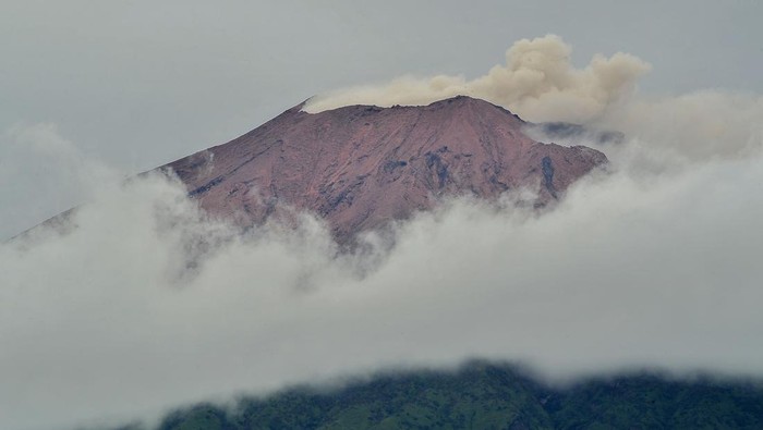 Gunung Kerinci mengembuskan gas dan material ke udara yang terlihat dari Gunung Tujuh, Kerinci, Jambi, Sabtu (5/11/2022). Gunung Kerinci yang masih berada pada level II (waspada) itu kembali mengalami erupsi. ANTARA FOTO/Wahdi Septiawan/YU