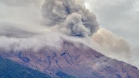 Gunung Kerinci mengembuskan gas dan material ke udara yang terlihat dari Kayu Aro, Kerinci, Jambi, Sabtu (5/11/2022).