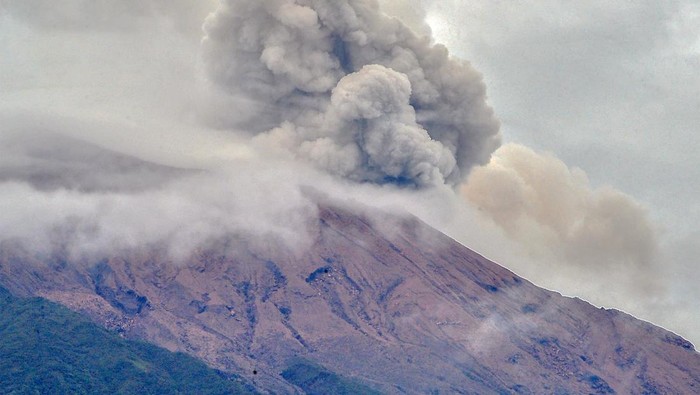 Gunung Kerinci mengembuskan gas dan material ke udara yang terlihat dari Gunung Tujuh, Kerinci, Jambi, Sabtu (5/11/2022). Gunung Kerinci yang masih berada pada level II (waspada) itu kembali mengalami erupsi. ANTARA FOTO/Wahdi Septiawan/YU