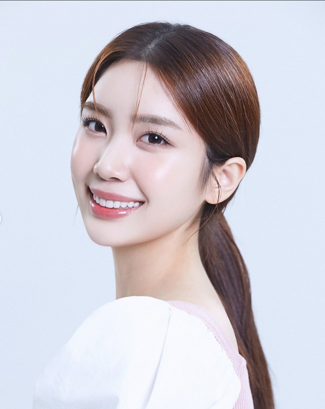 Tak sedikit netizen beranggapan banyak dari 30 finalis yang parasnya mirip manusia virtual. Ini potret wajah Kim Minji, salah satu finalis. Foto: Instagram/Miss Korea Official